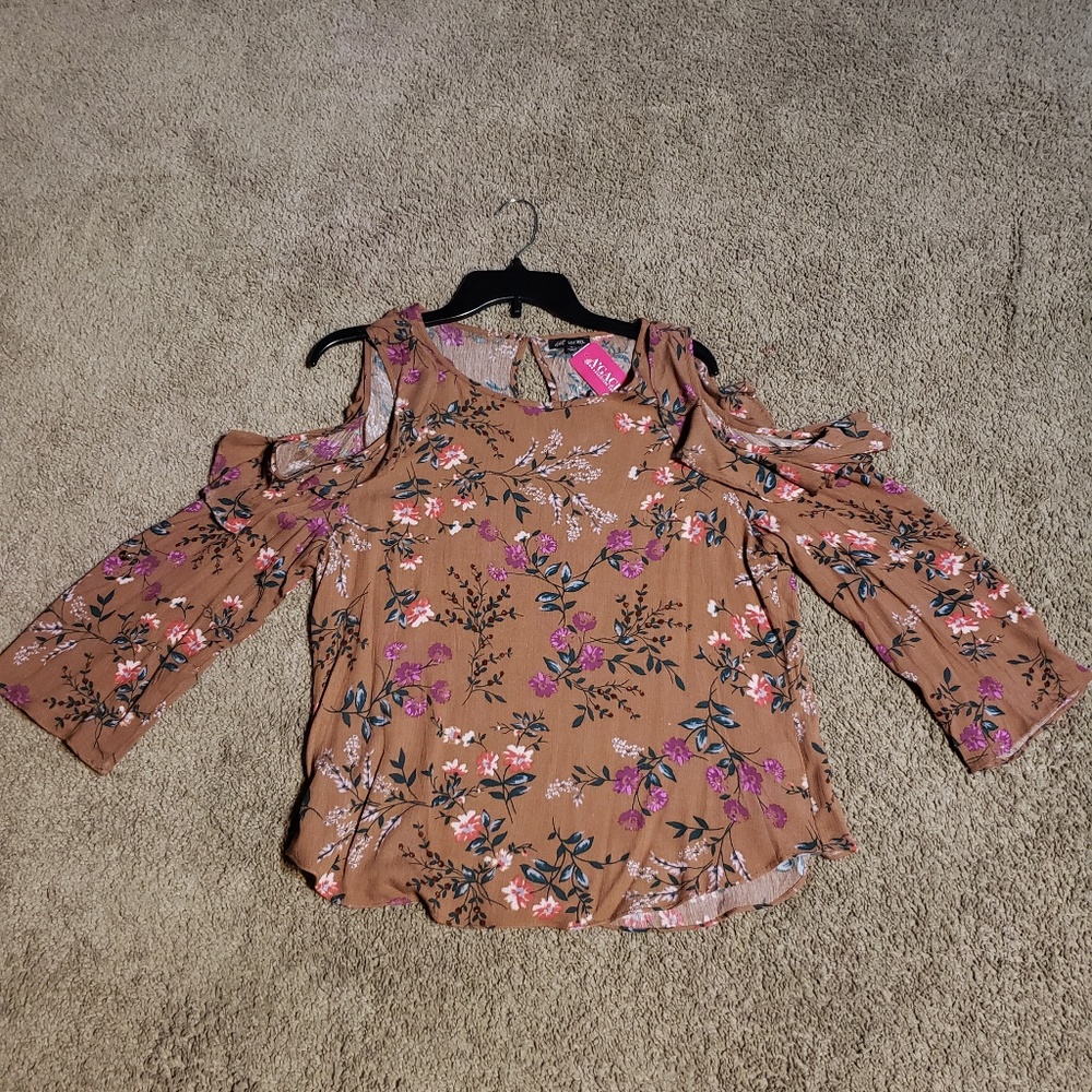 Ladies cut out shoulder shirt